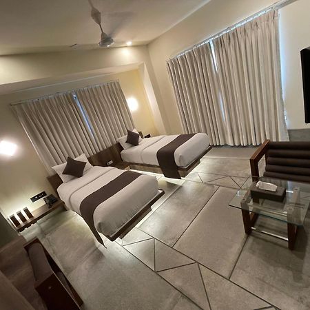 De Glance Hotel Surat Bagian luar foto