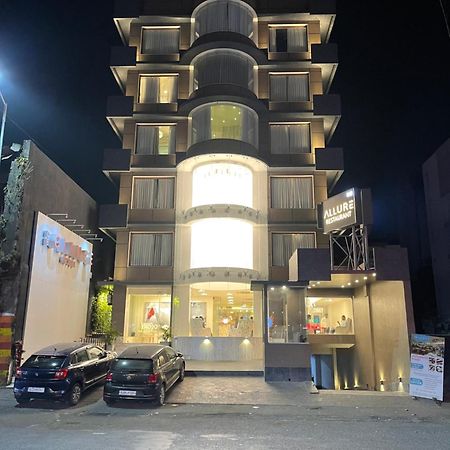 De Glance Hotel Surat Bagian luar foto