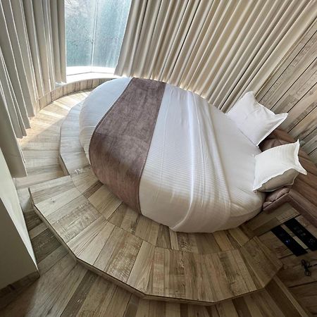 De Glance Hotel Surat Bagian luar foto