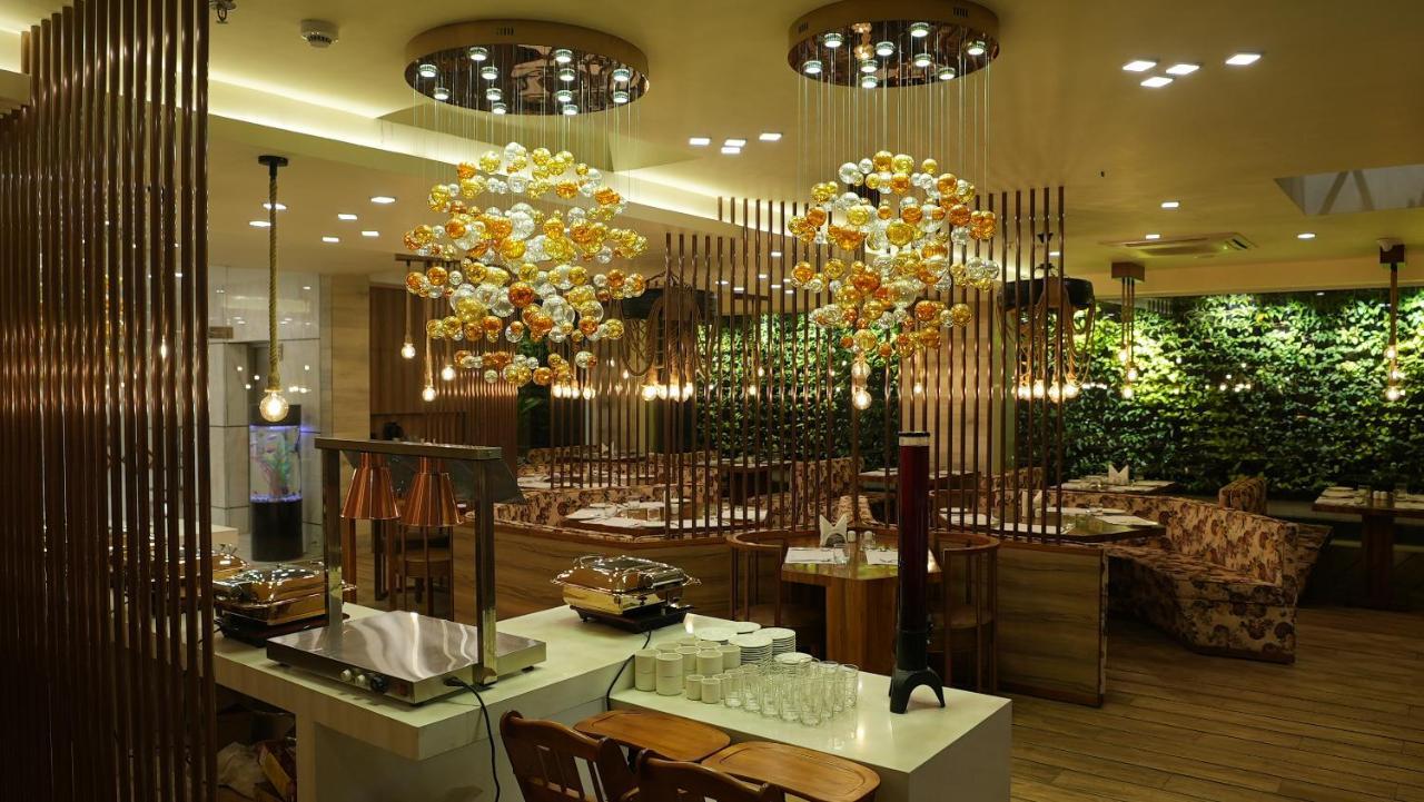 De Glance Hotel Surat Bagian luar foto
