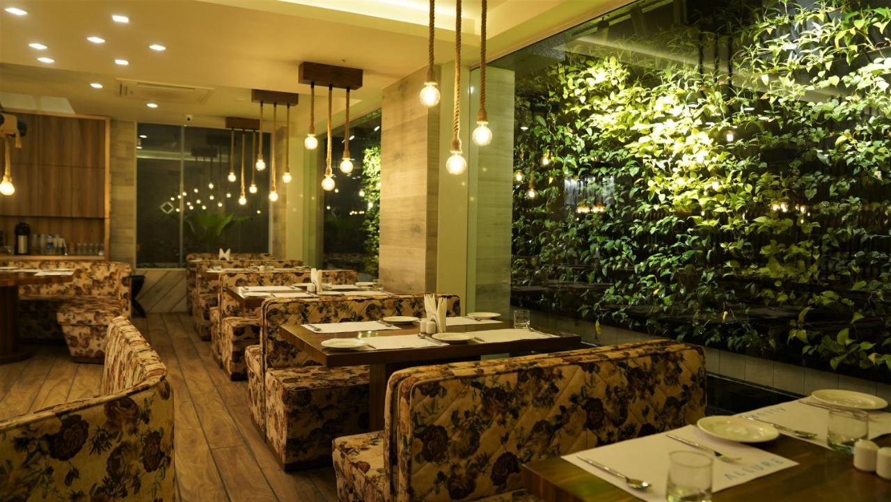 De Glance Hotel Surat Bagian luar foto