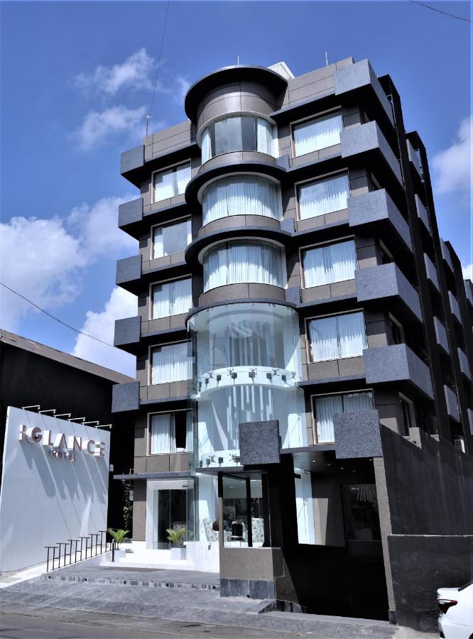 De Glance Hotel Surat Bagian luar foto