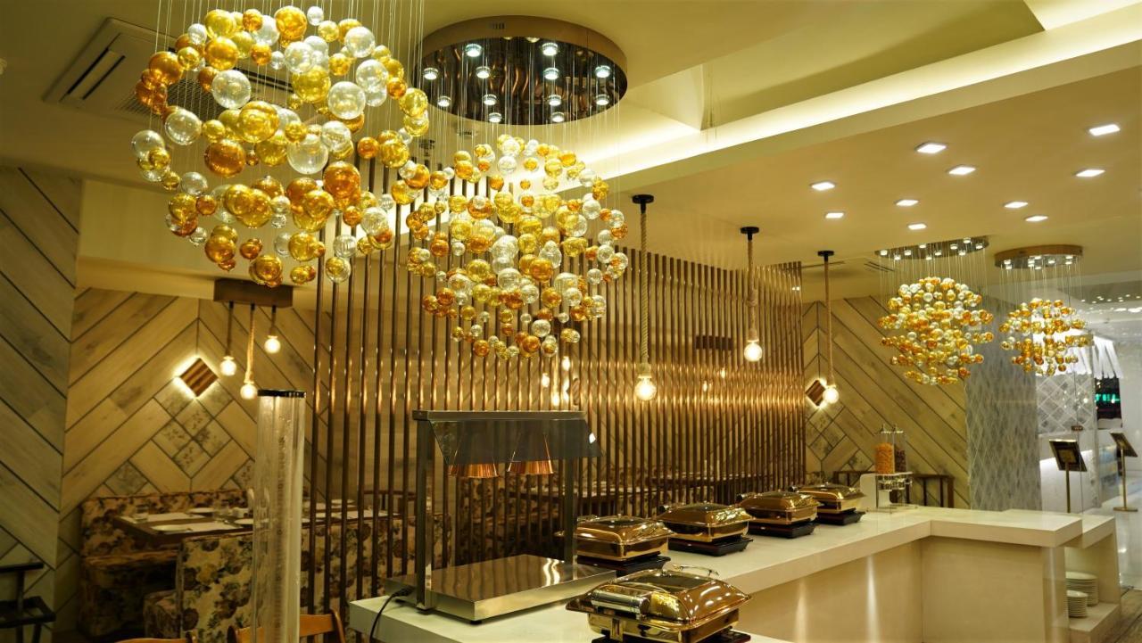 De Glance Hotel Surat Bagian luar foto