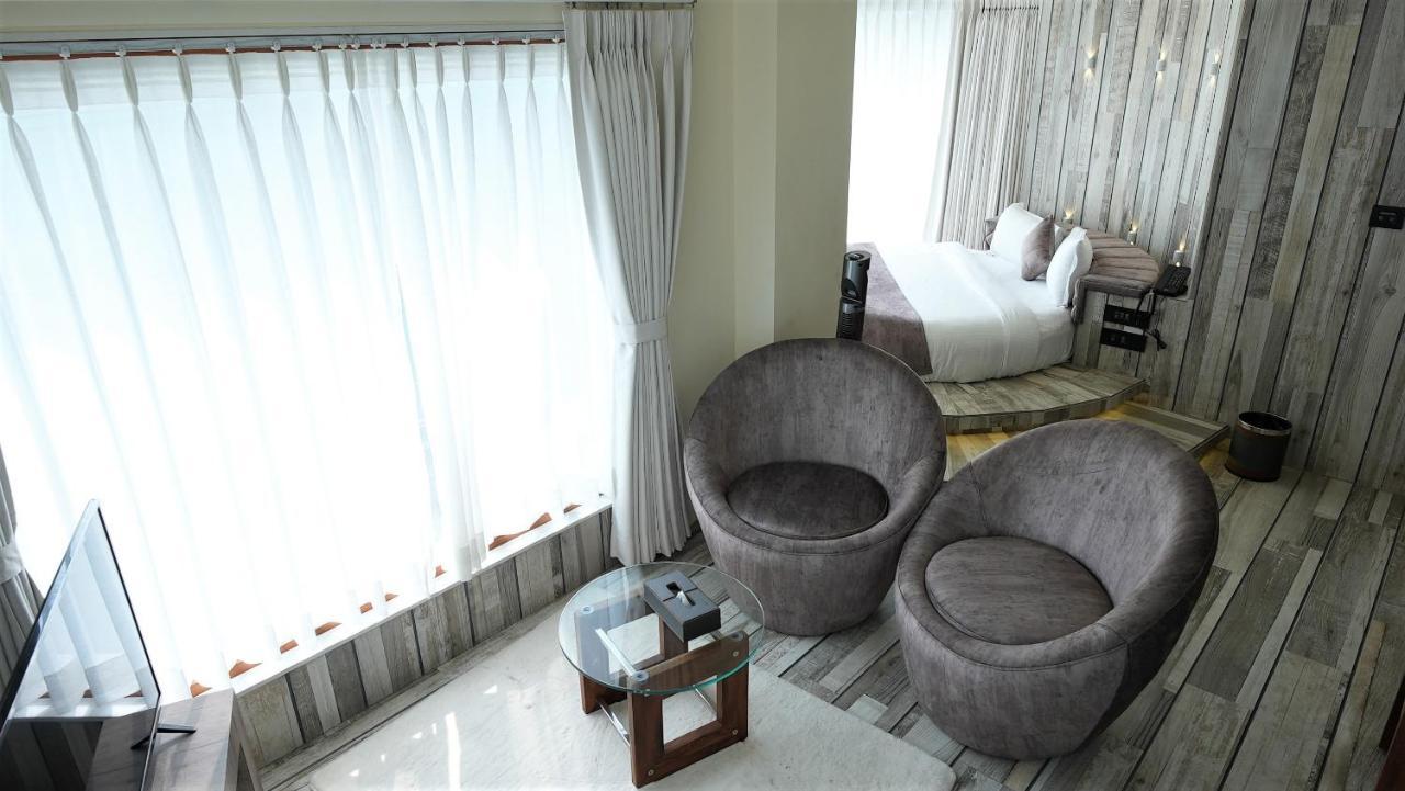 De Glance Hotel Surat Bagian luar foto