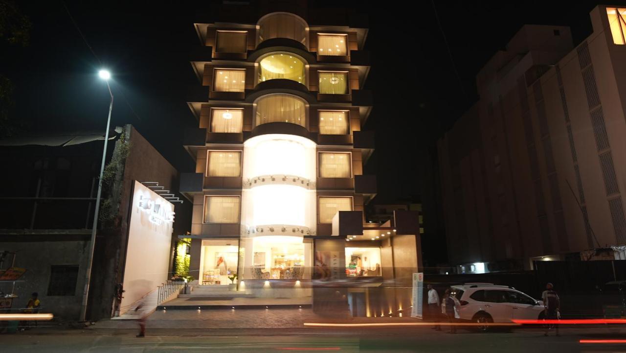 De Glance Hotel Surat Bagian luar foto