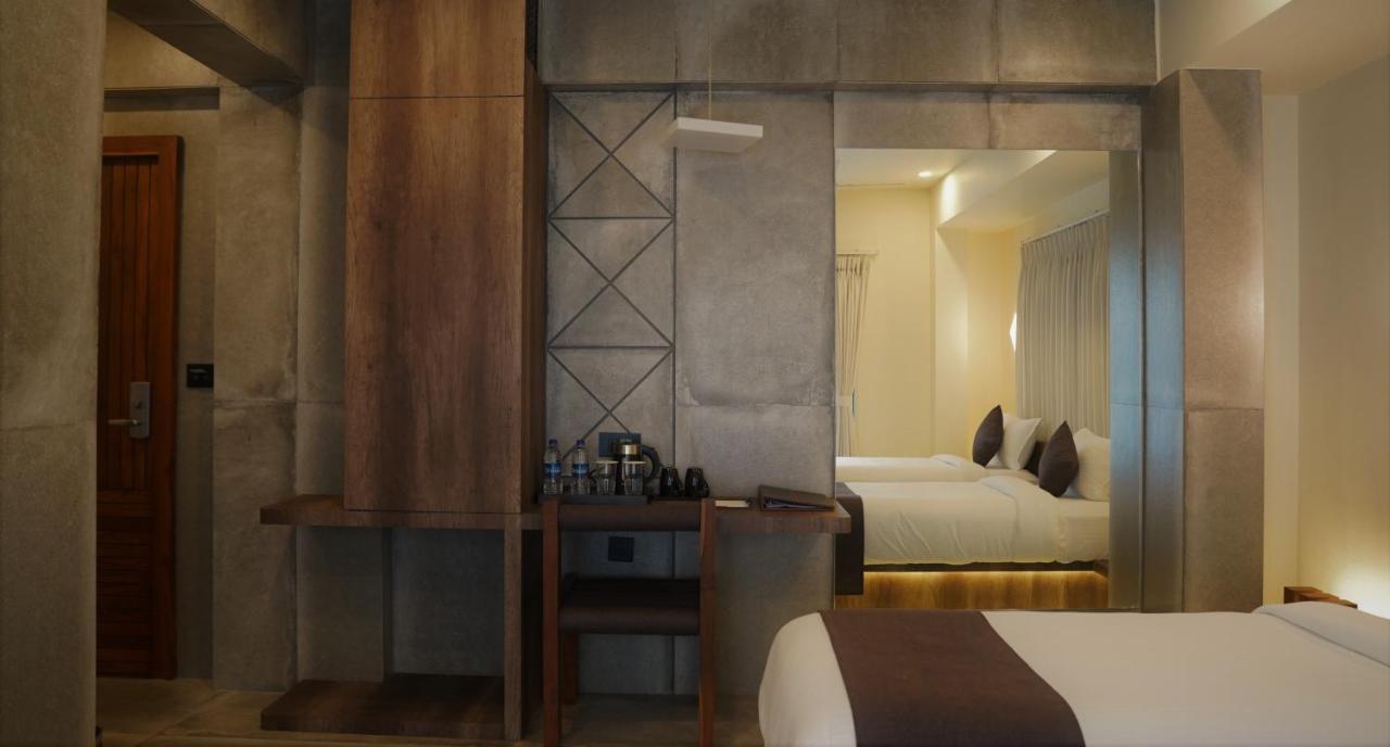 De Glance Hotel Surat Bagian luar foto