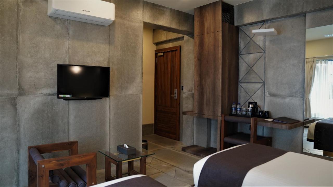 De Glance Hotel Surat Bagian luar foto