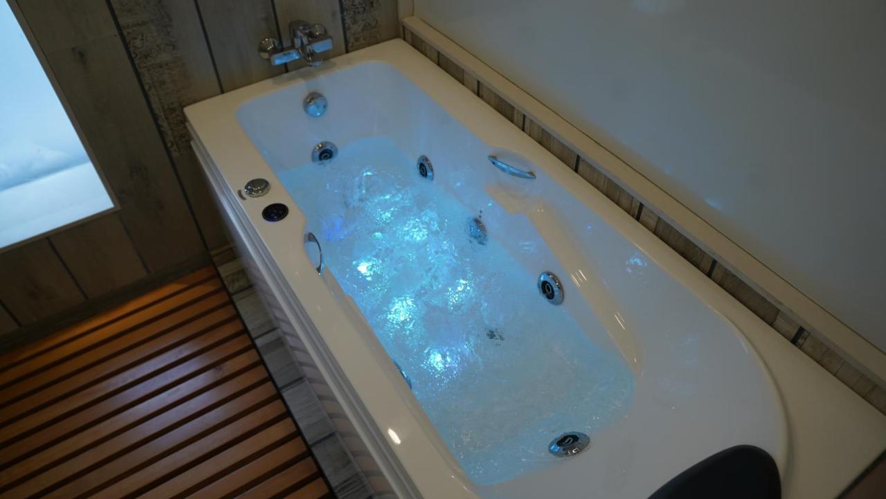 De Glance Hotel Surat Bagian luar foto