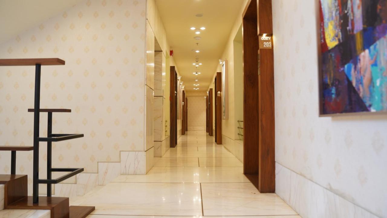 De Glance Hotel Surat Bagian luar foto