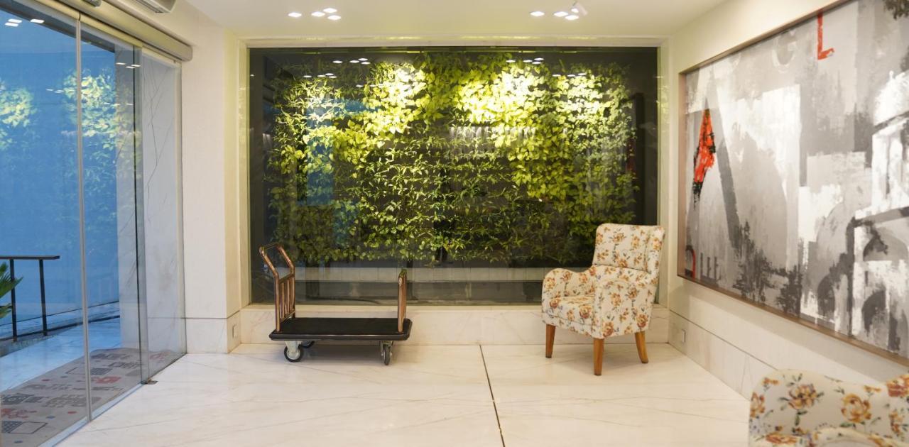 De Glance Hotel Surat Bagian luar foto