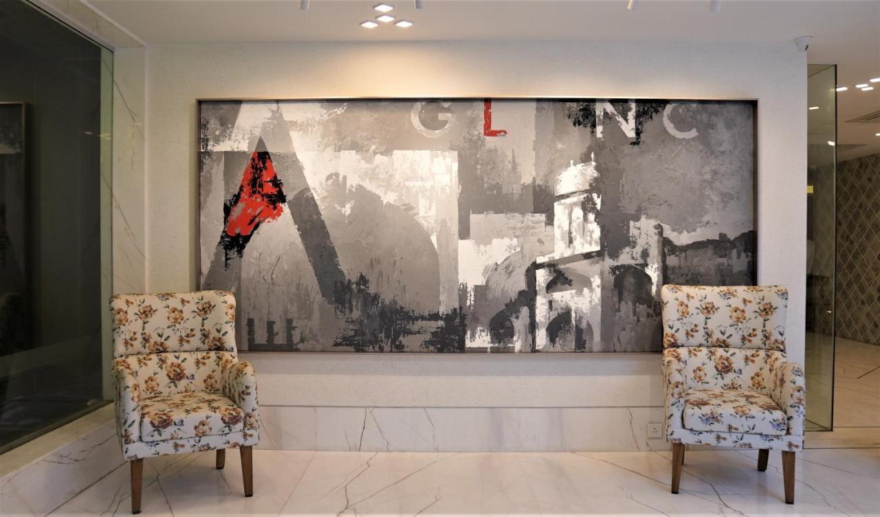 De Glance Hotel Surat Bagian luar foto