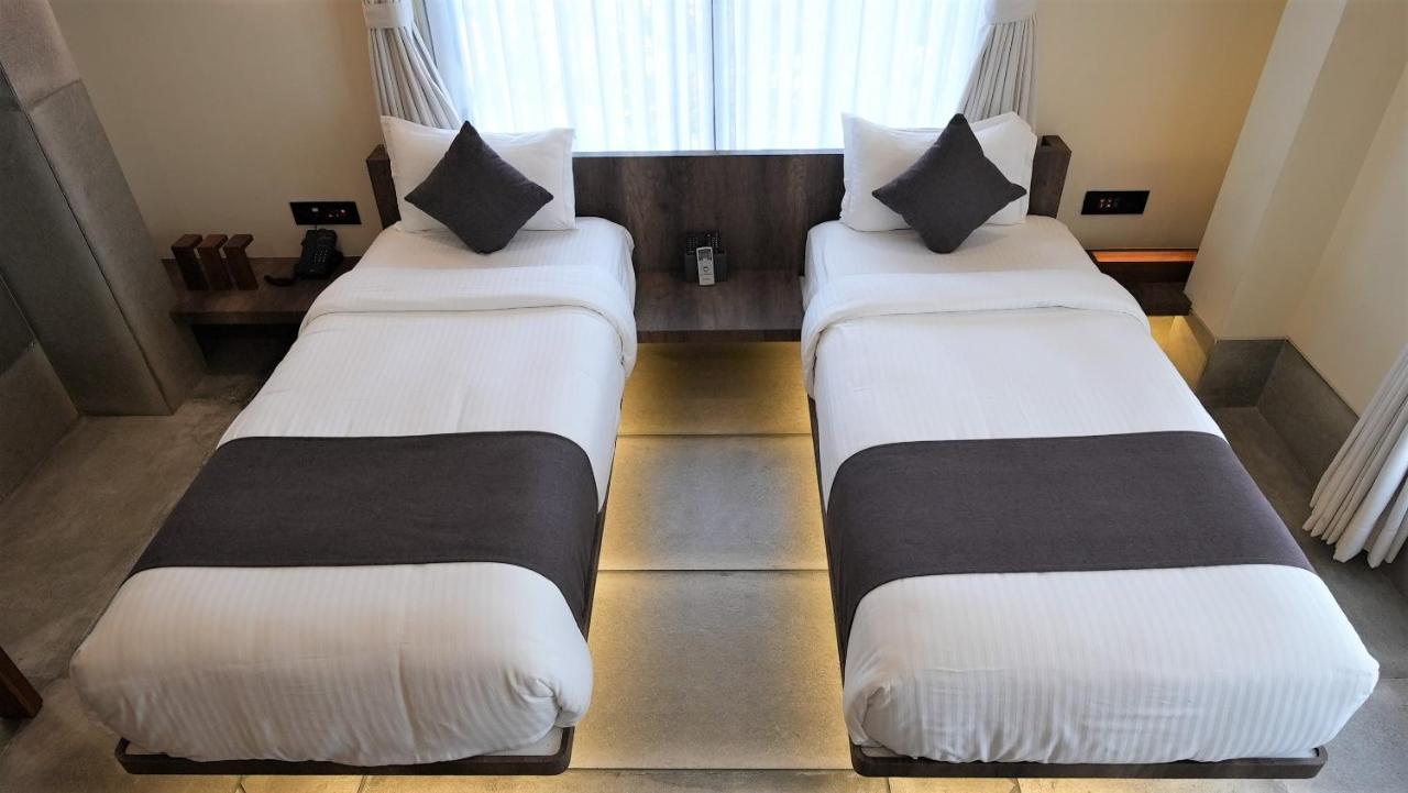 De Glance Hotel Surat Bagian luar foto