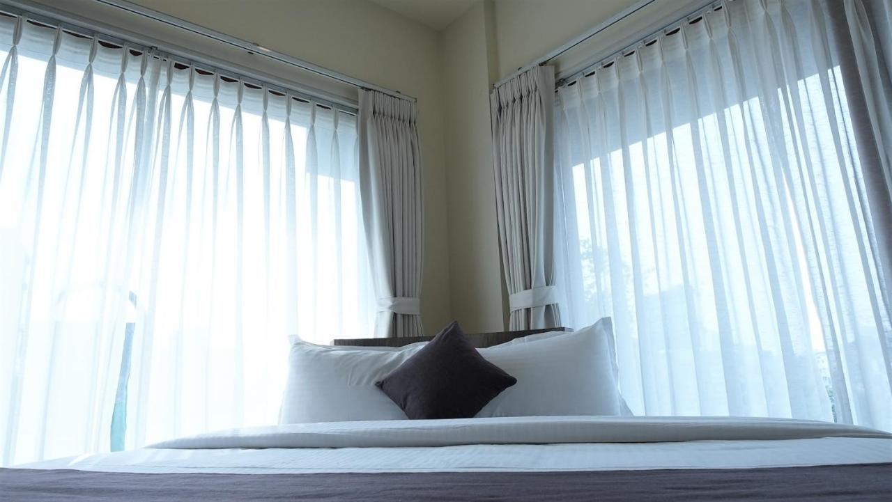 De Glance Hotel Surat Bagian luar foto