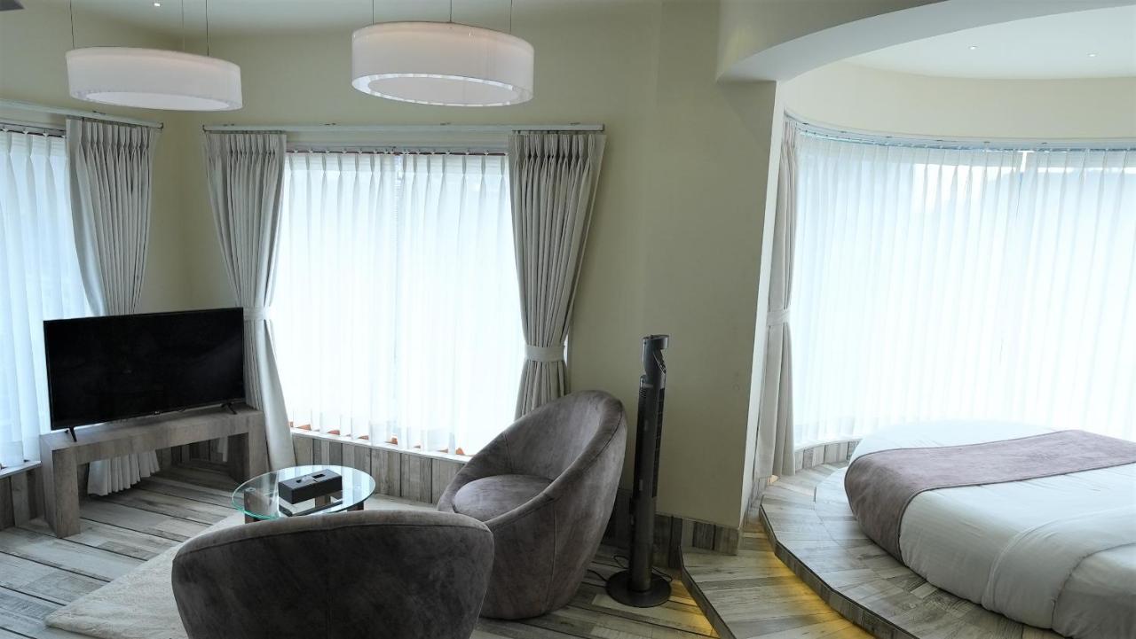 De Glance Hotel Surat Bagian luar foto