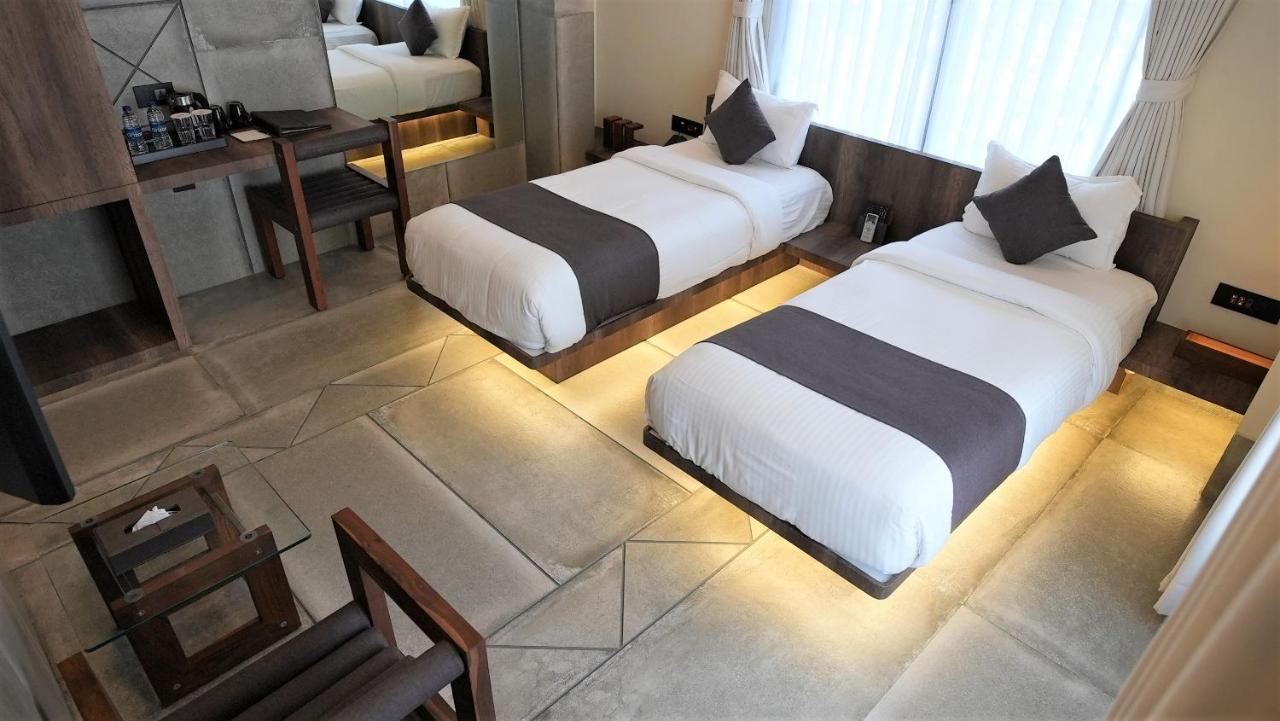 De Glance Hotel Surat Bagian luar foto