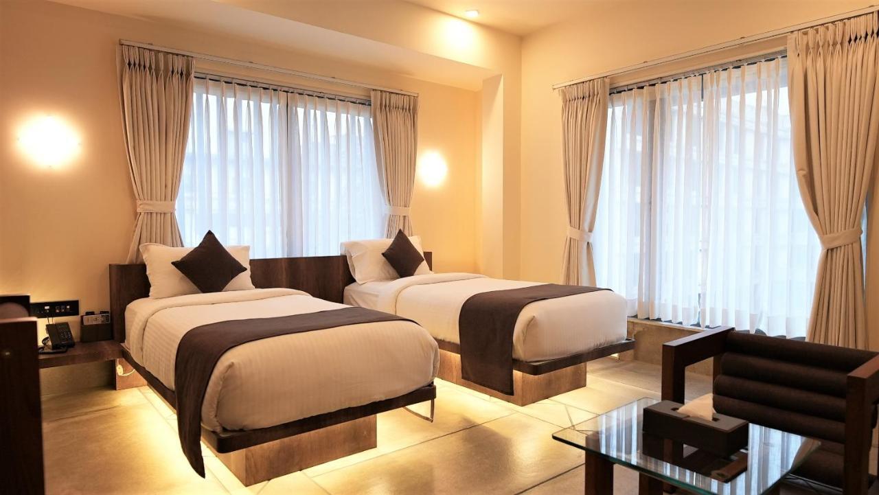 De Glance Hotel Surat Bagian luar foto