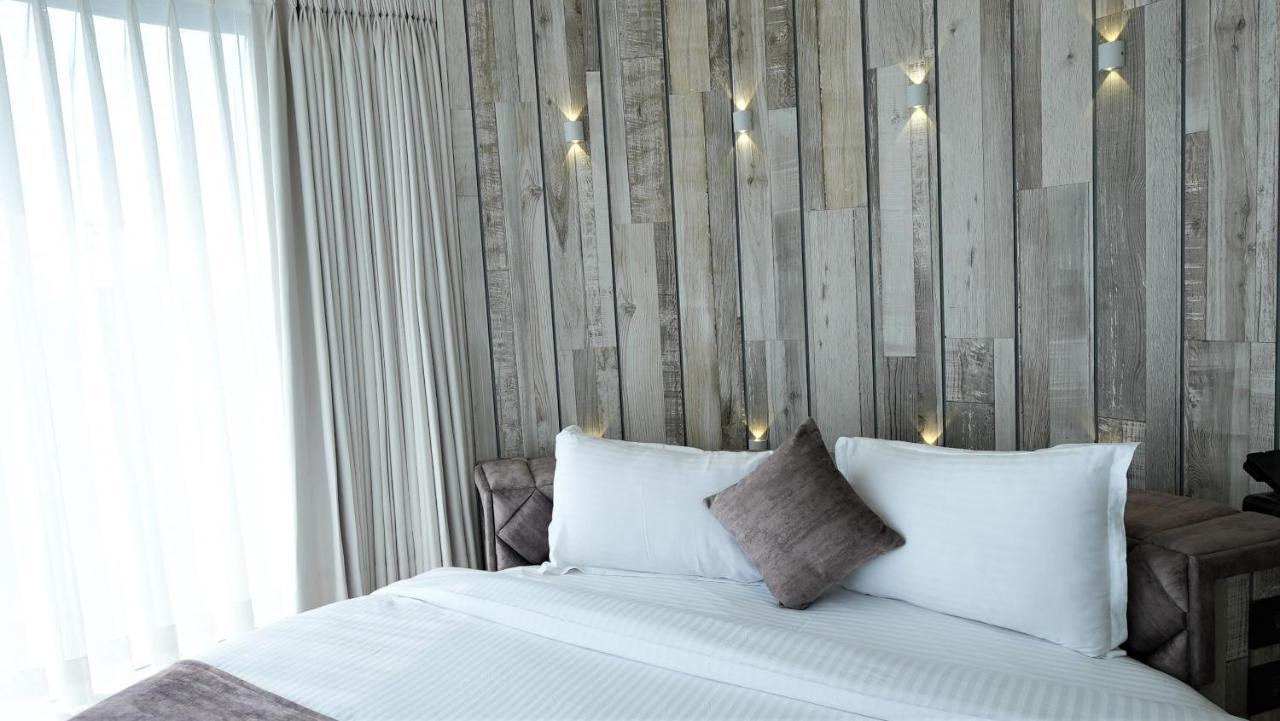 De Glance Hotel Surat Bagian luar foto