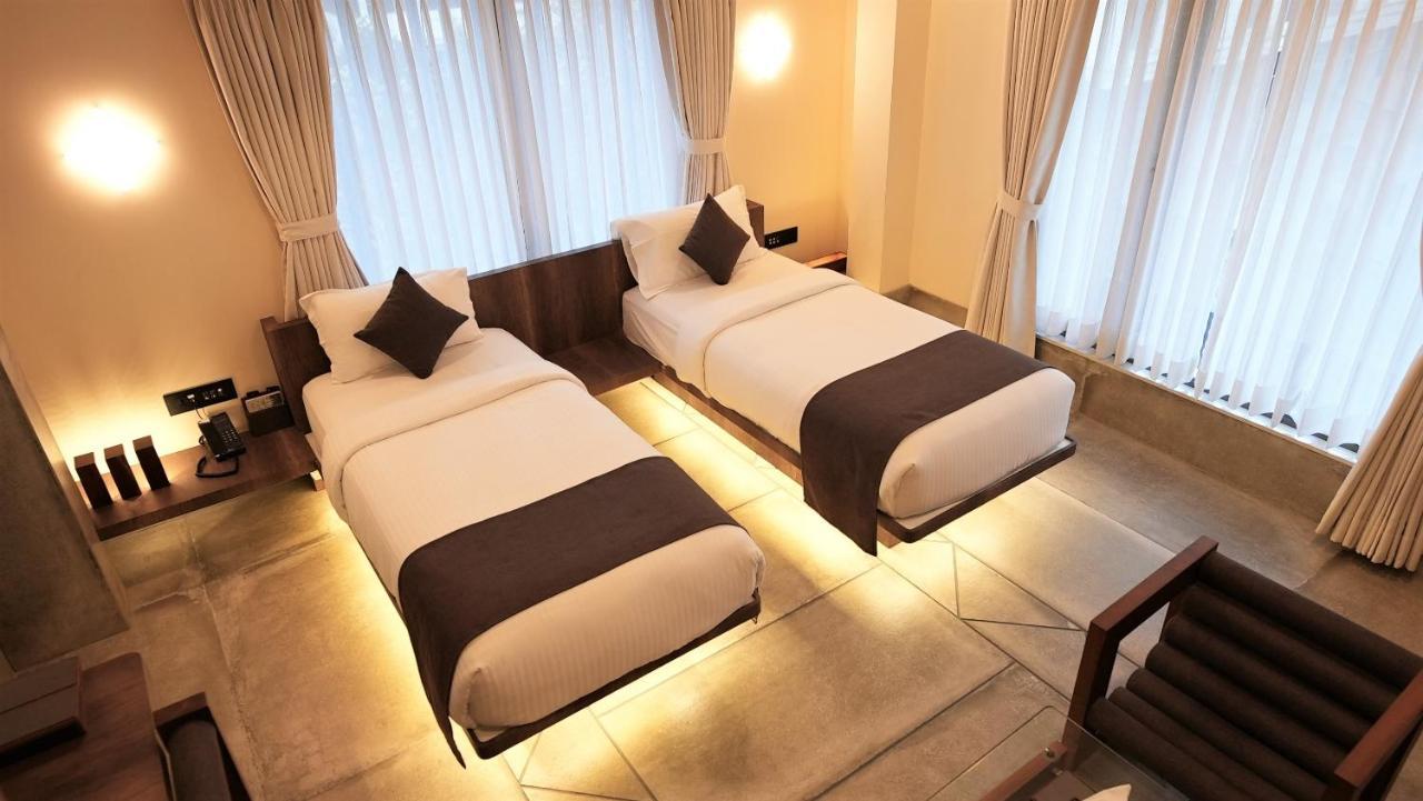 De Glance Hotel Surat Bagian luar foto