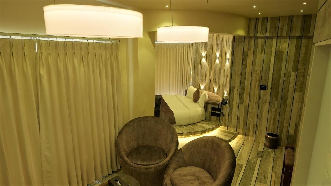 De Glance Hotel Surat Bagian luar foto