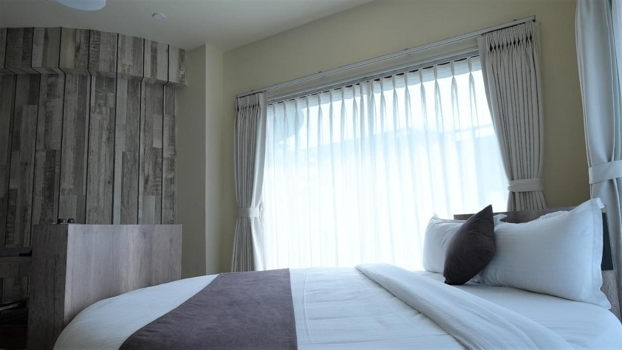 De Glance Hotel Surat Bagian luar foto