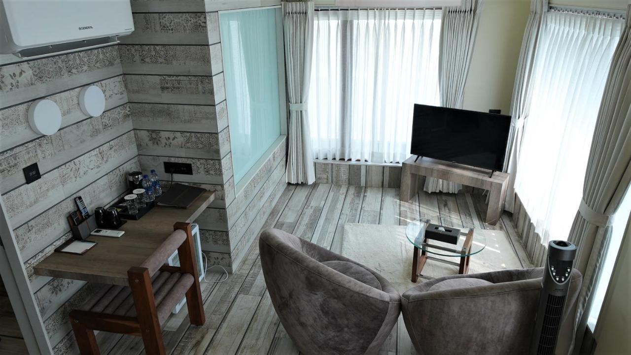 De Glance Hotel Surat Bagian luar foto
