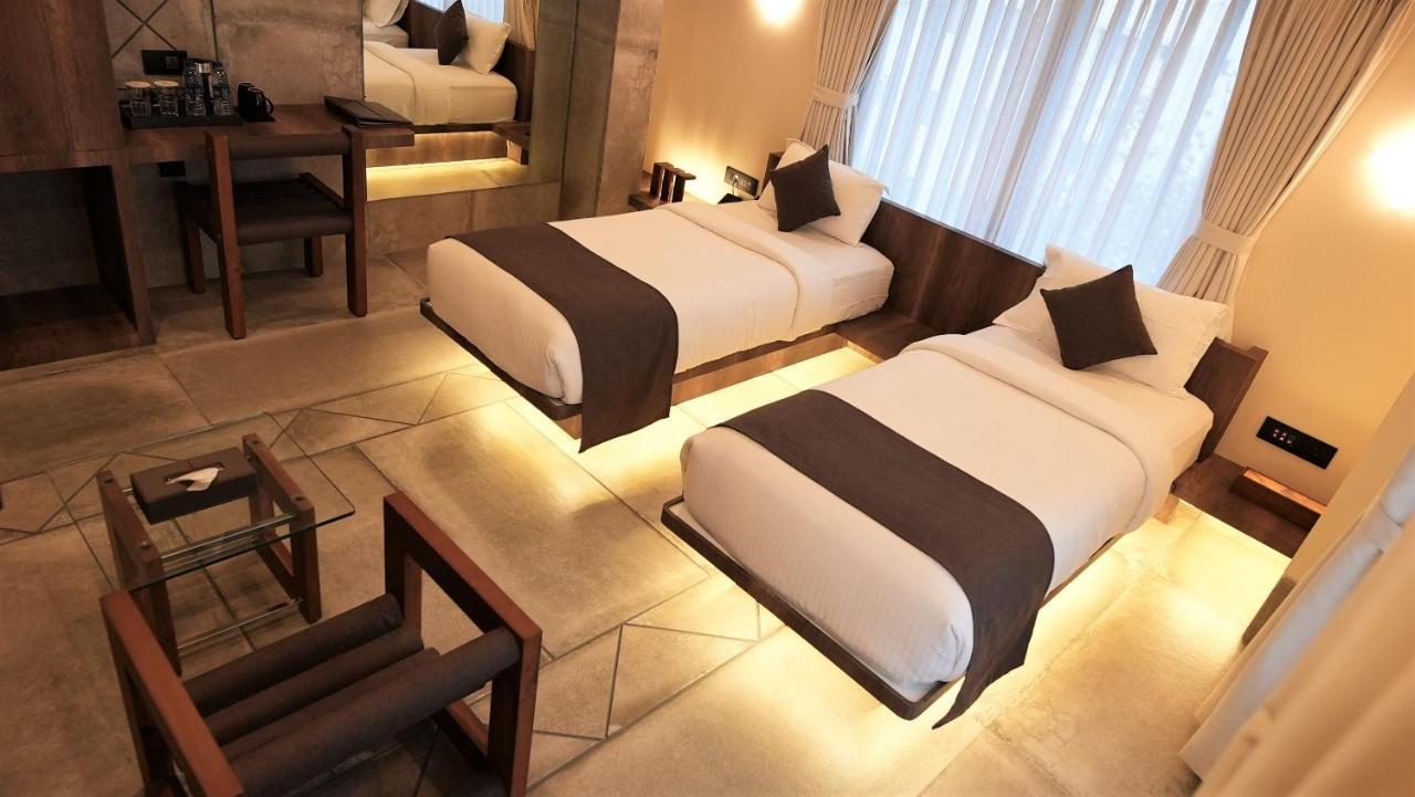 De Glance Hotel Surat Bagian luar foto
