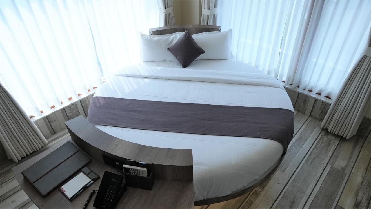 De Glance Hotel Surat Bagian luar foto