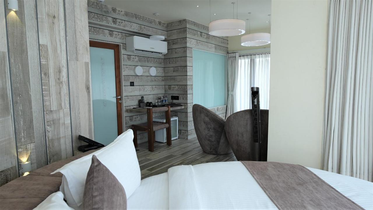 De Glance Hotel Surat Bagian luar foto