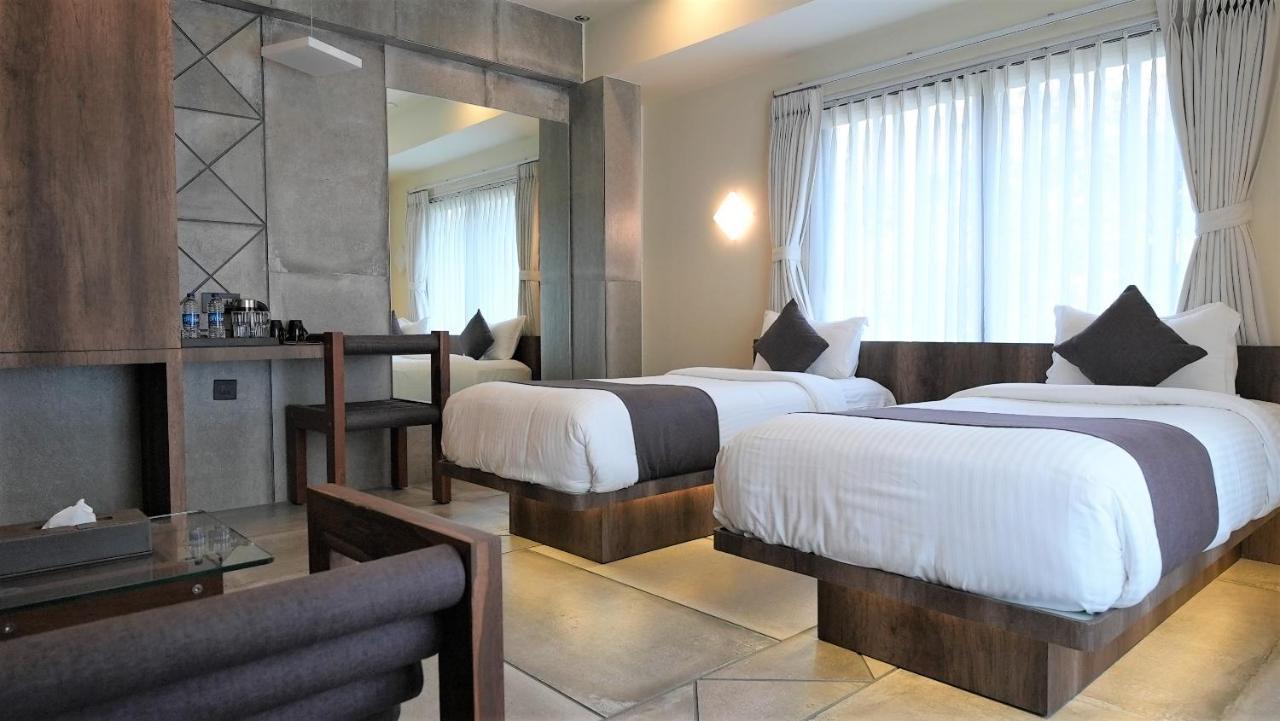 De Glance Hotel Surat Bagian luar foto