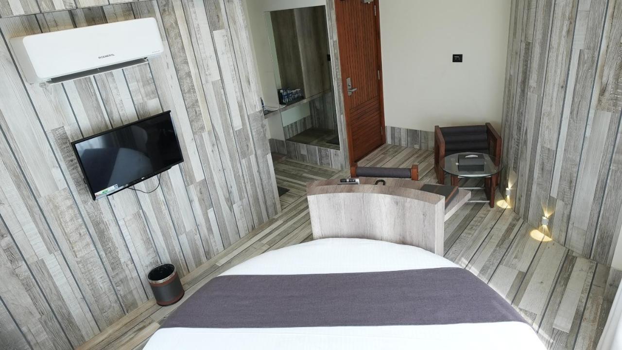 De Glance Hotel Surat Bagian luar foto