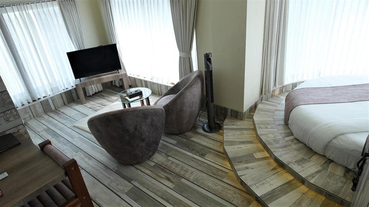 De Glance Hotel Surat Bagian luar foto