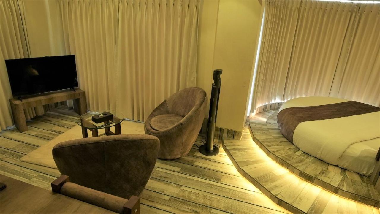 De Glance Hotel Surat Bagian luar foto