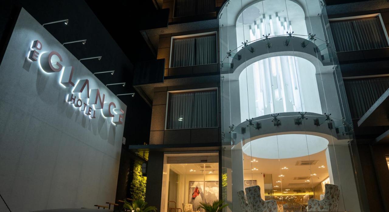 De Glance Hotel Surat Bagian luar foto