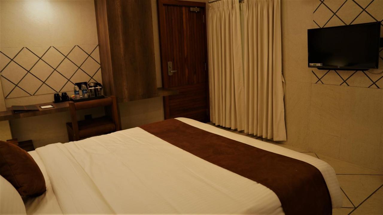 De Glance Hotel Surat Bagian luar foto