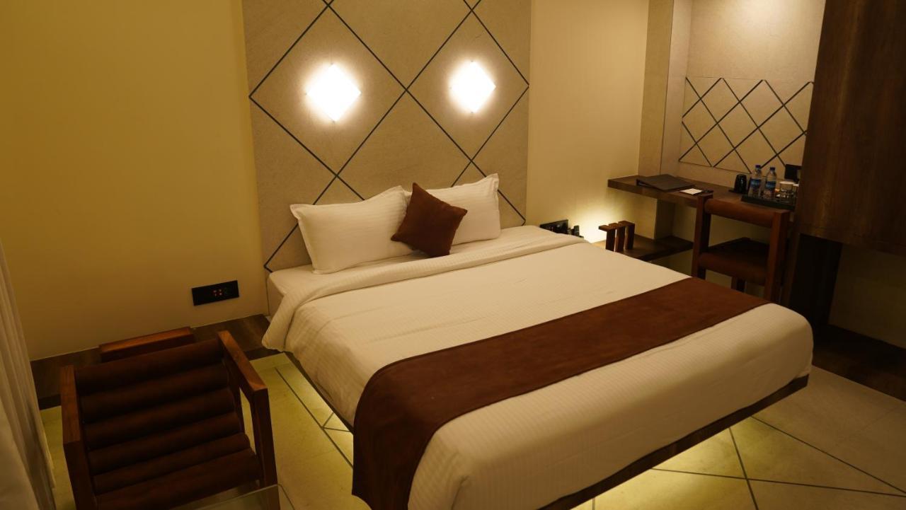 De Glance Hotel Surat Bagian luar foto