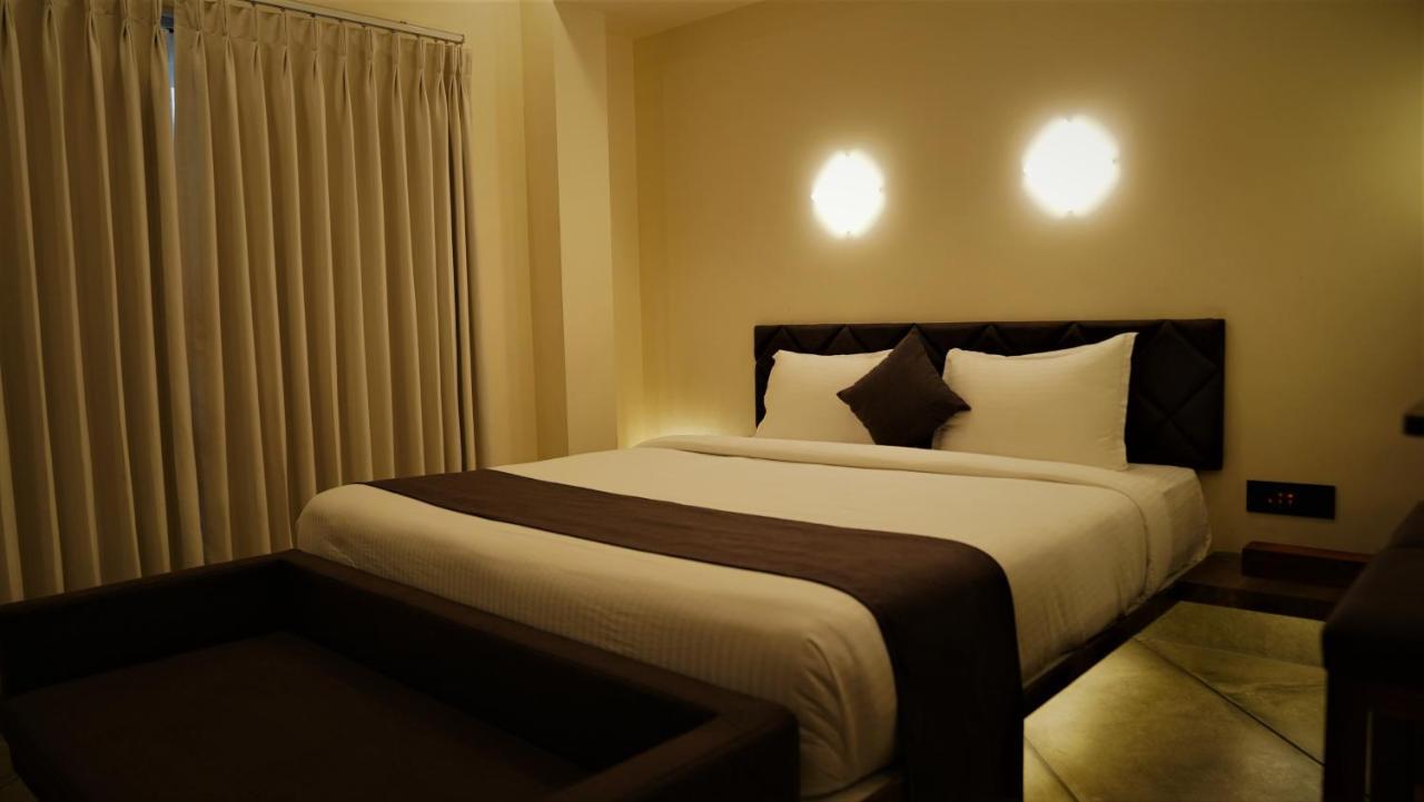 De Glance Hotel Surat Bagian luar foto