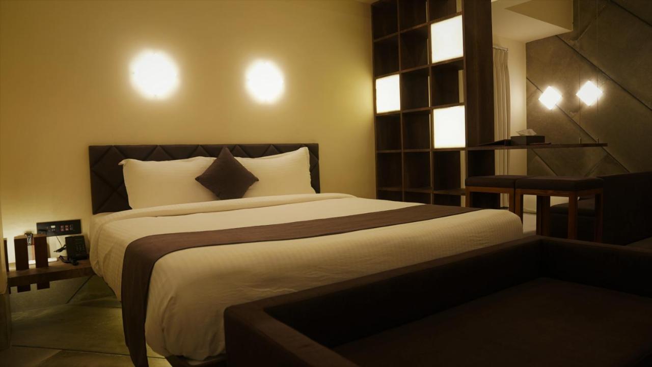 De Glance Hotel Surat Bagian luar foto