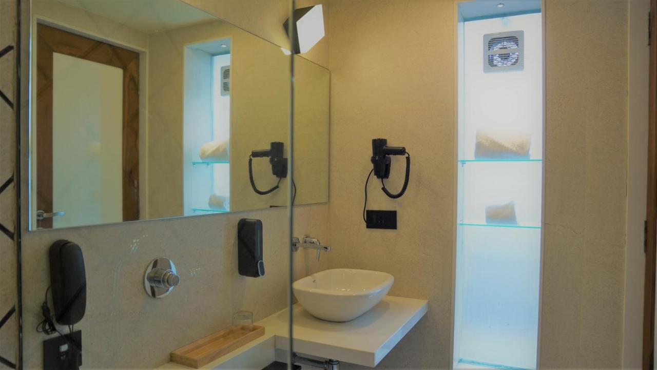De Glance Hotel Surat Bagian luar foto