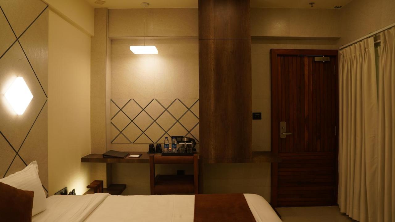 De Glance Hotel Surat Bagian luar foto