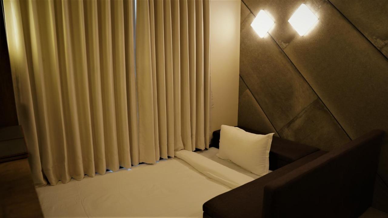 De Glance Hotel Surat Bagian luar foto
