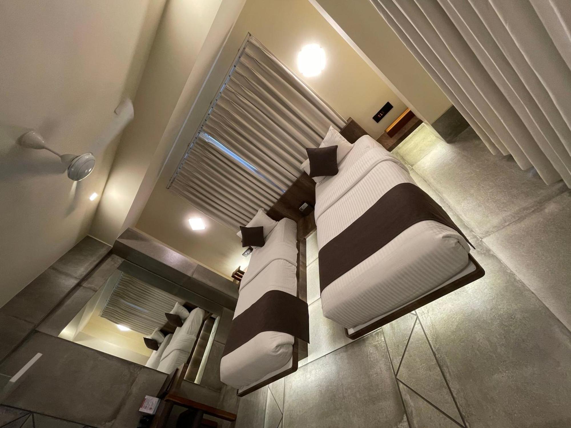 De Glance Hotel Surat Bagian luar foto