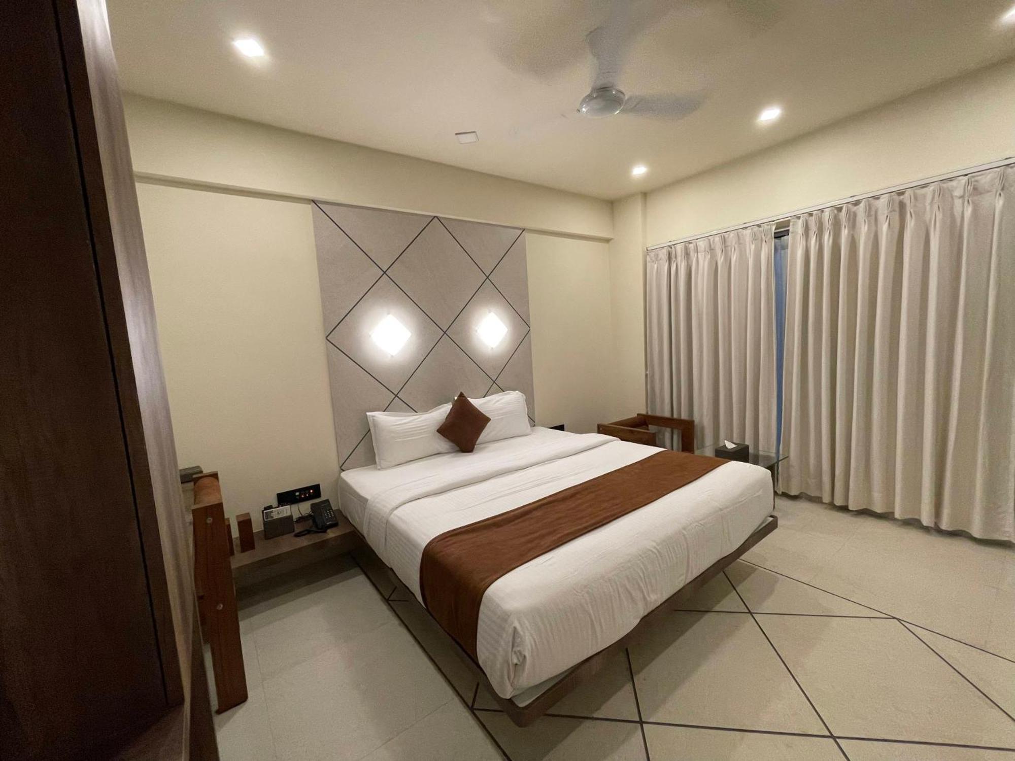 De Glance Hotel Surat Bagian luar foto
