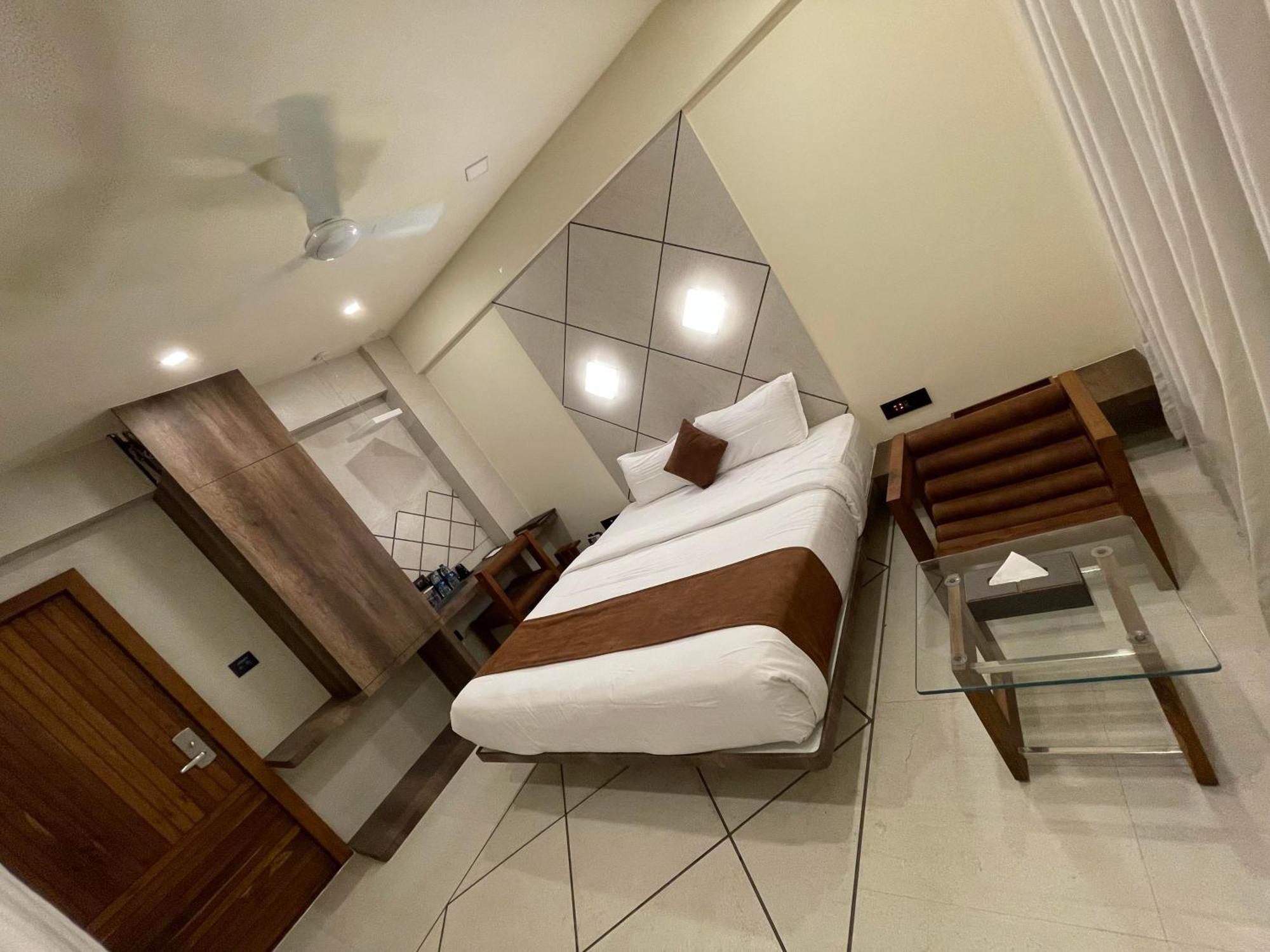 De Glance Hotel Surat Bagian luar foto