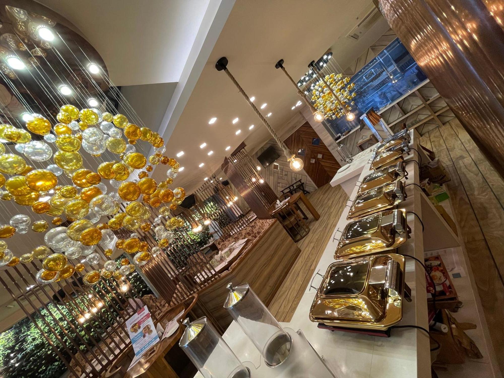 De Glance Hotel Surat Bagian luar foto