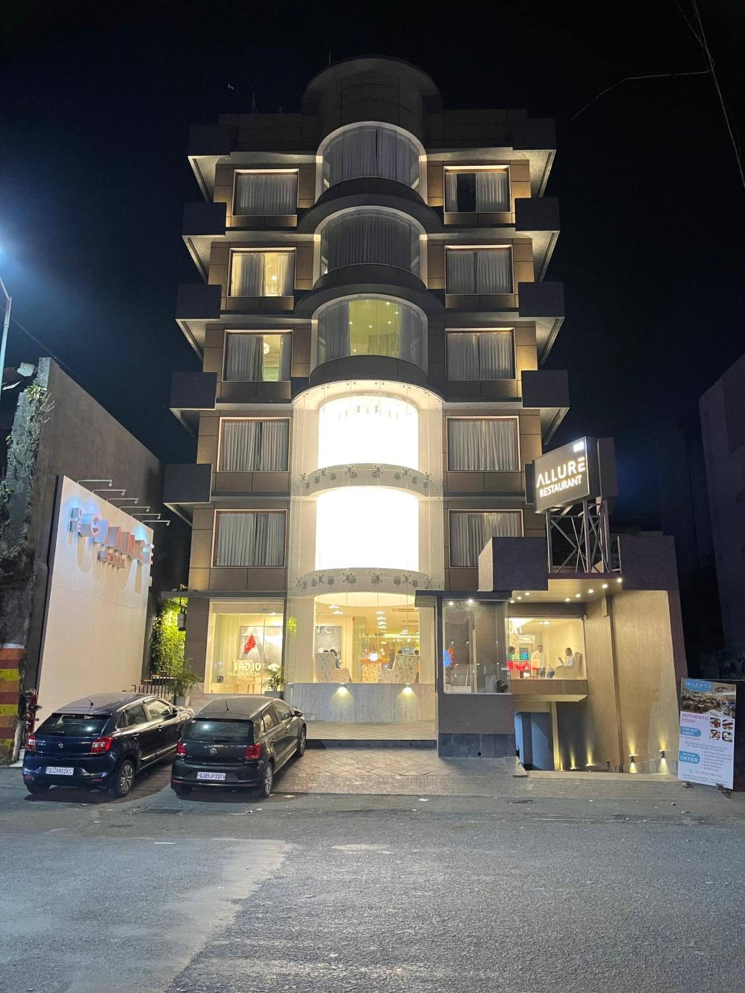 De Glance Hotel Surat Bagian luar foto