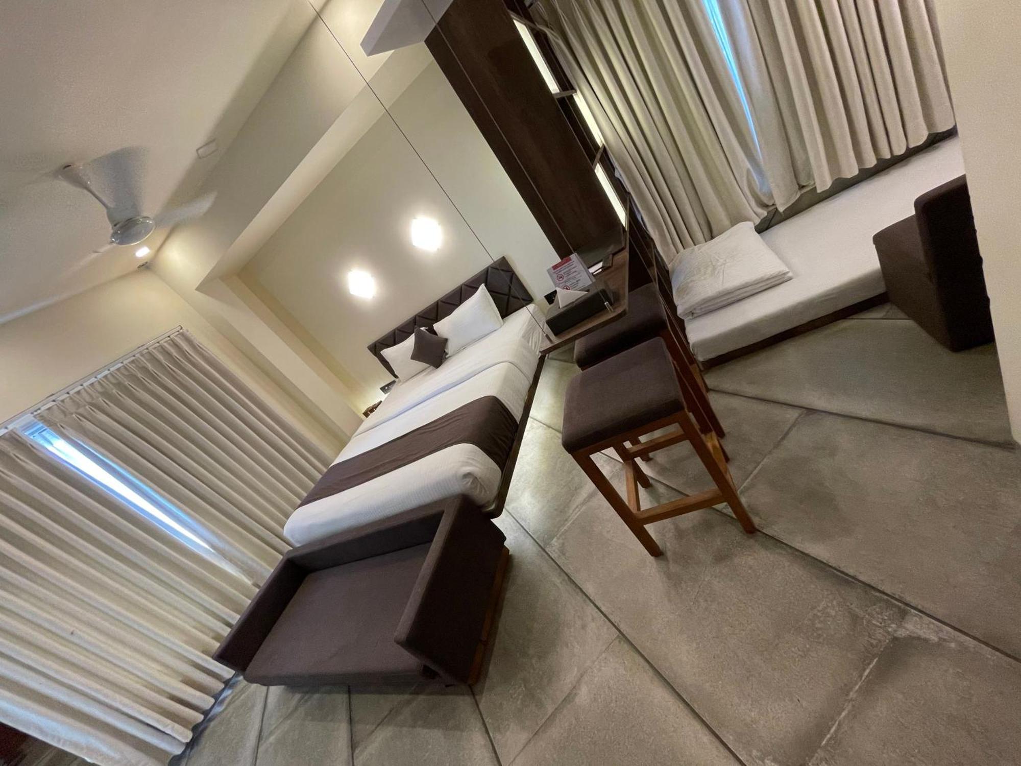 De Glance Hotel Surat Bagian luar foto